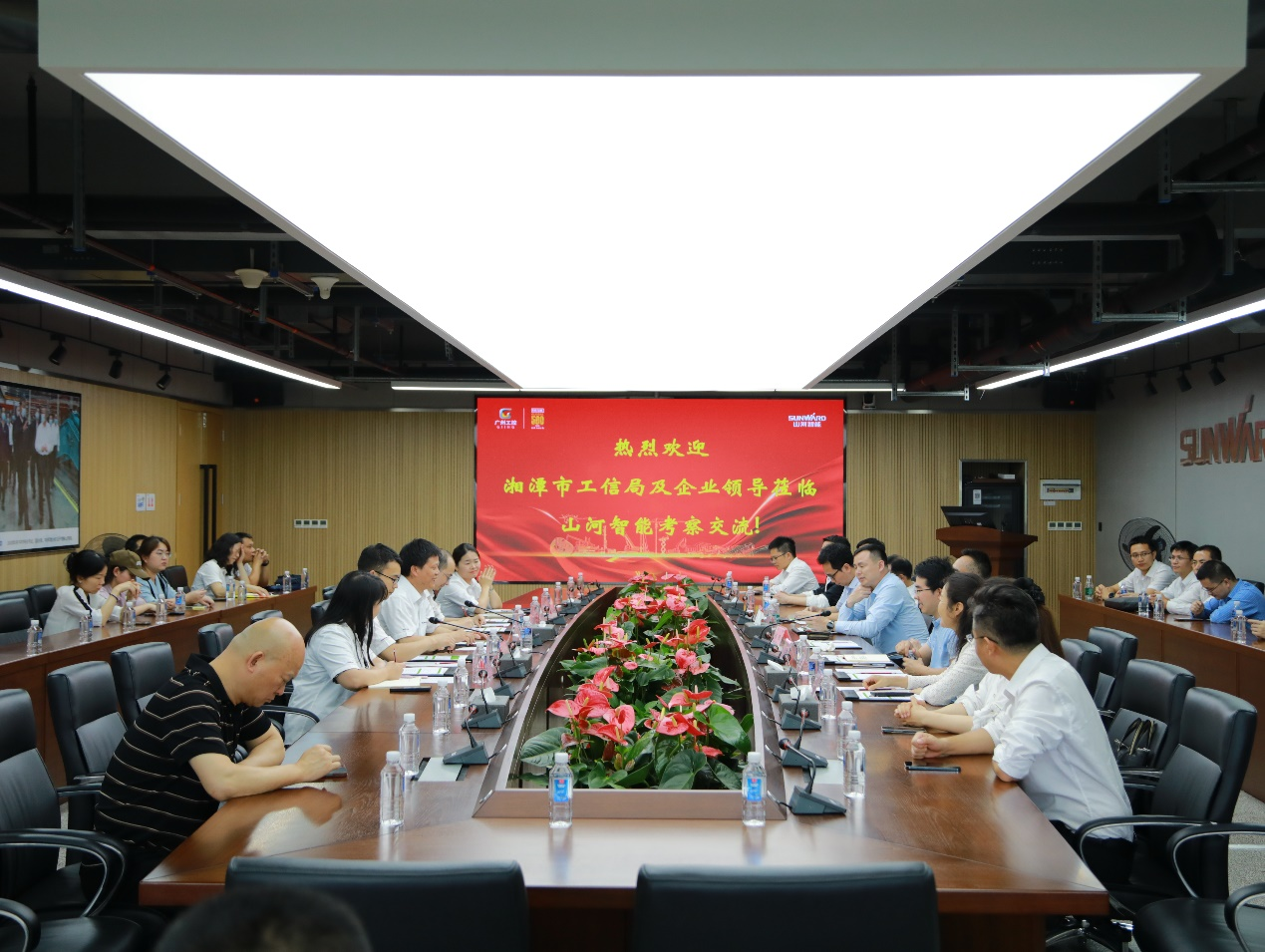湘潭市工信局带队莅临江南游戏智能开展智能制造现场观摩交流活动