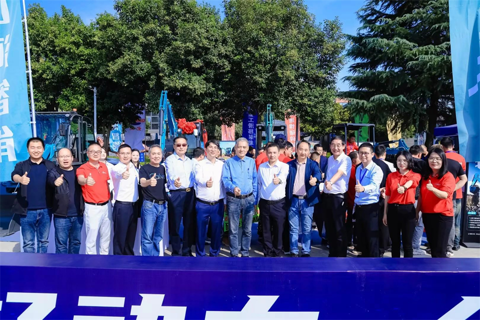 展现“掘”对实力！江南游戏智能亮相2024微挖大会暨小型设备大会
