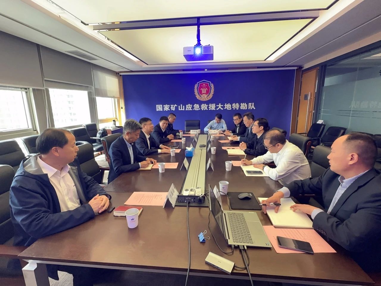 江南游戏智能董事长付向东带队拜访中煤地质总局、大地特勘公司
