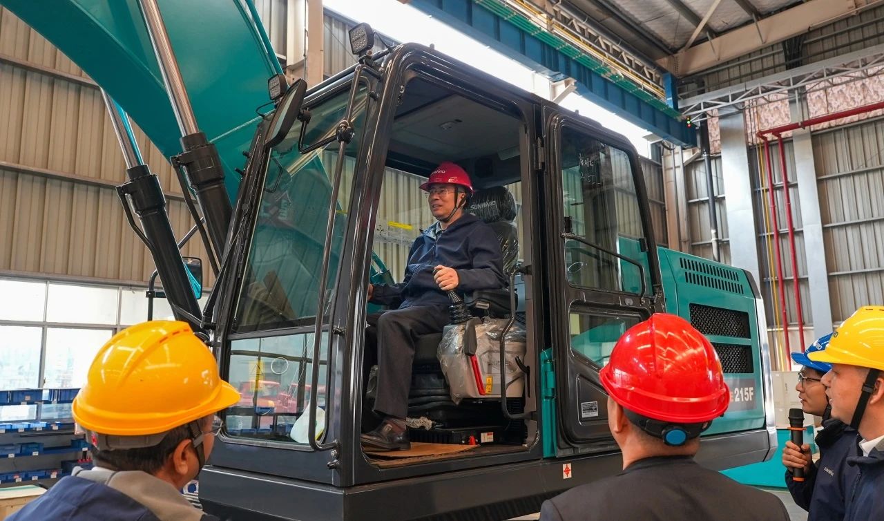 聚焦市场需求，江南游戏智能三款精品工程液压挖掘机成功下线