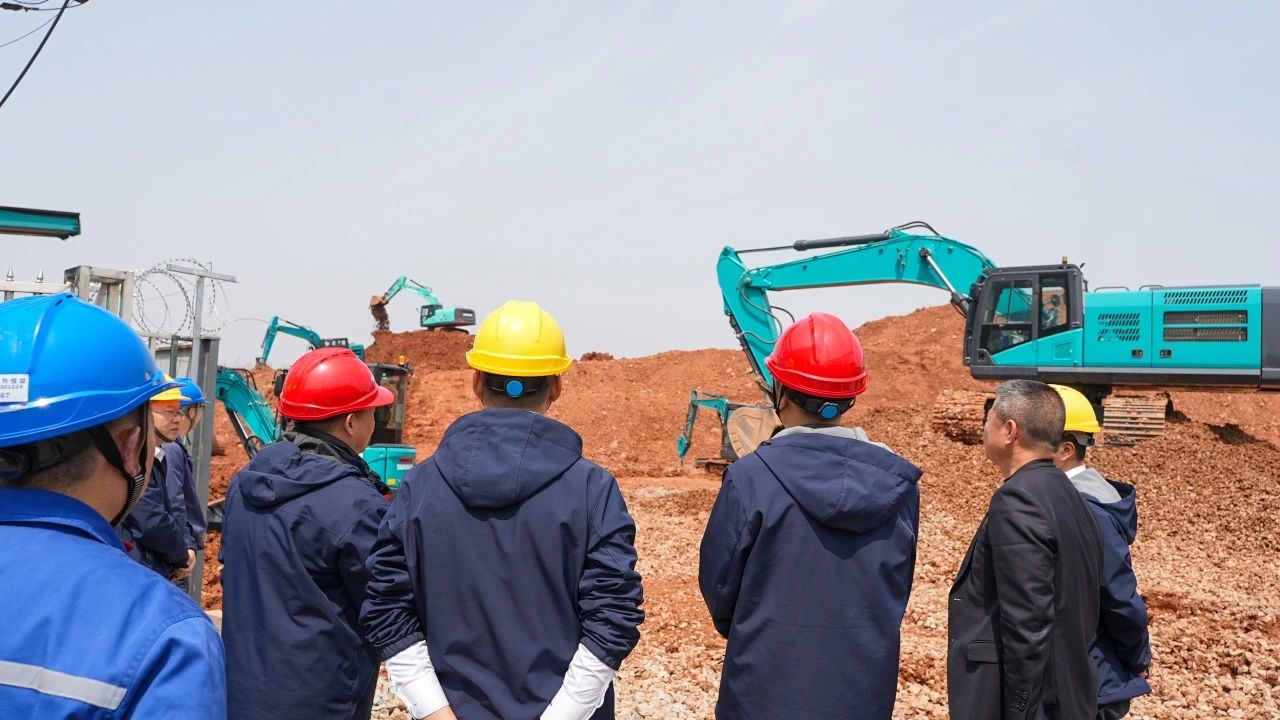 聚焦市场需求，江南游戏智能三款精品工程液压挖掘机成功下线