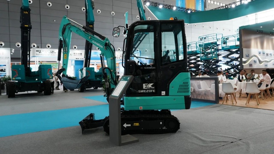 2025 CICEE | 从单一工具迈向多元化解决方案，江南游戏智能呈现非凡挖掘机风采