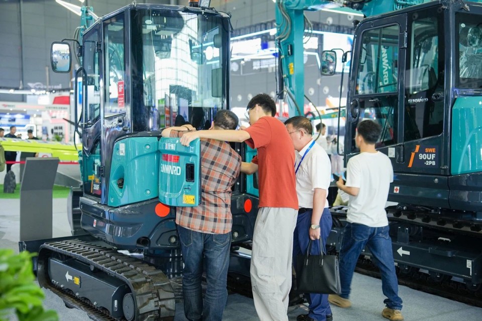 2025 CICEE | 从单一工具迈向多元化解决方案，江南游戏智能呈现非凡挖掘机风采