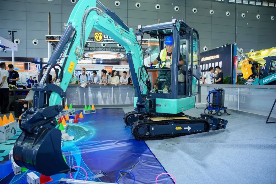 2025 CICEE | 从单一工具迈向多元化解决方案，江南游戏智能呈现非凡挖掘机风采