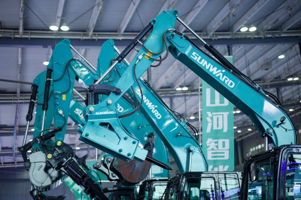 2025 CICEE | 从单一工具迈向多元化解决方案，江南游戏智能呈现非凡挖掘机风采