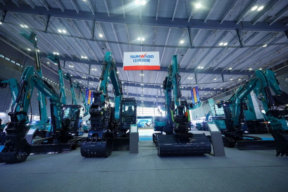 2025 CICEE | 从单一工具迈向多元化解决方案，江南游戏智能呈现非凡挖掘机风采