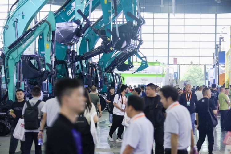 2025 CICEE | 打造极致精品化，江南游戏智能挖掘机“圈粉”长沙展