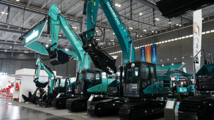 2025 CICEE | 打造极致精品化，江南游戏智能挖掘机“圈粉”长沙展