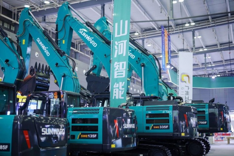 2025 CICEE | 打造极致精品化，江南游戏智能挖掘机“圈粉”长沙展