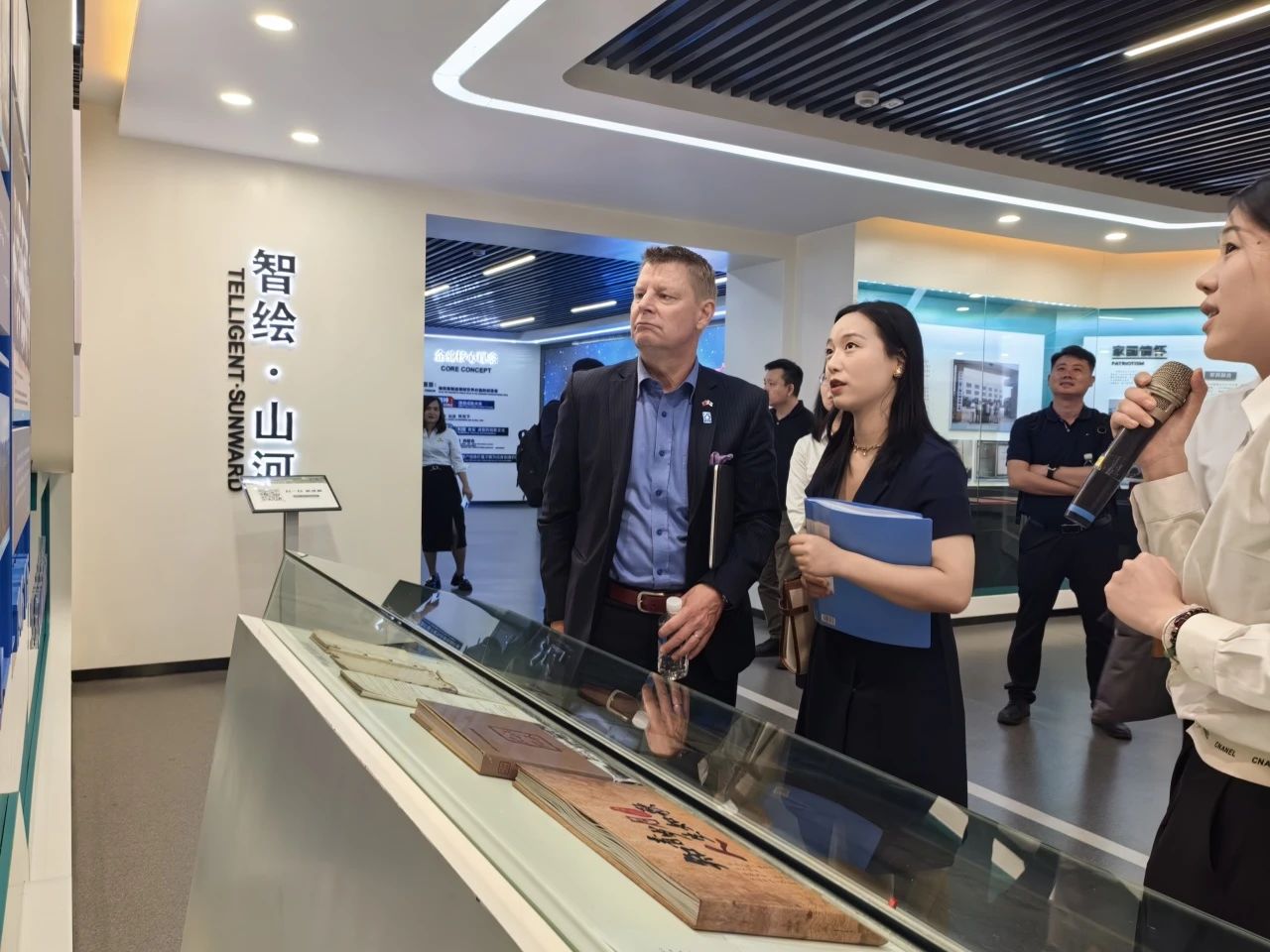 芬兰驻华大使馆商务参赞到访江南游戏智能