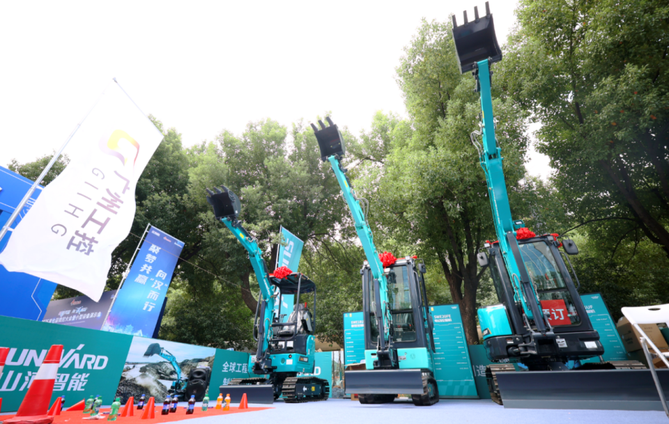 江南游戏智能微挖“天团”闪耀武汉，引领绿色施工潮流