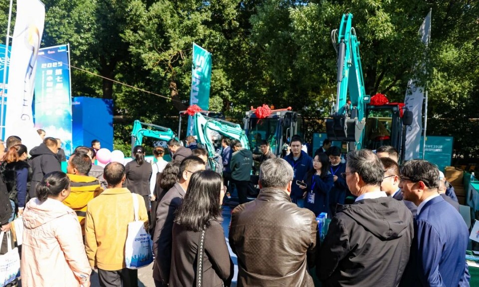 江南游戏智能微挖“天团”闪耀武汉，引领绿色施工潮流