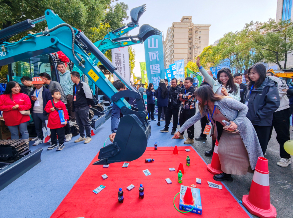 江南游戏智能微挖“天团”闪耀武汉，引领绿色施工潮流