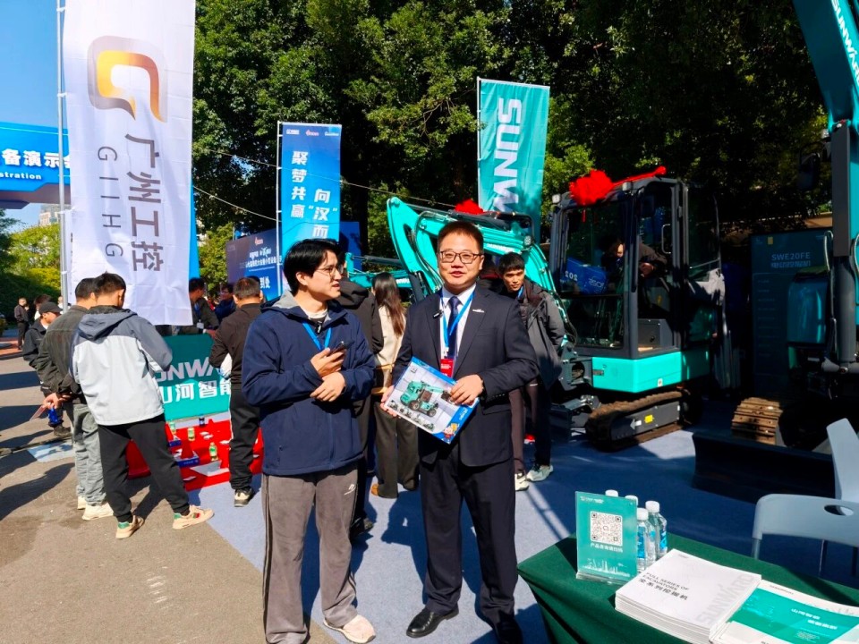 江南游戏智能微挖“天团”闪耀武汉，引领绿色施工潮流