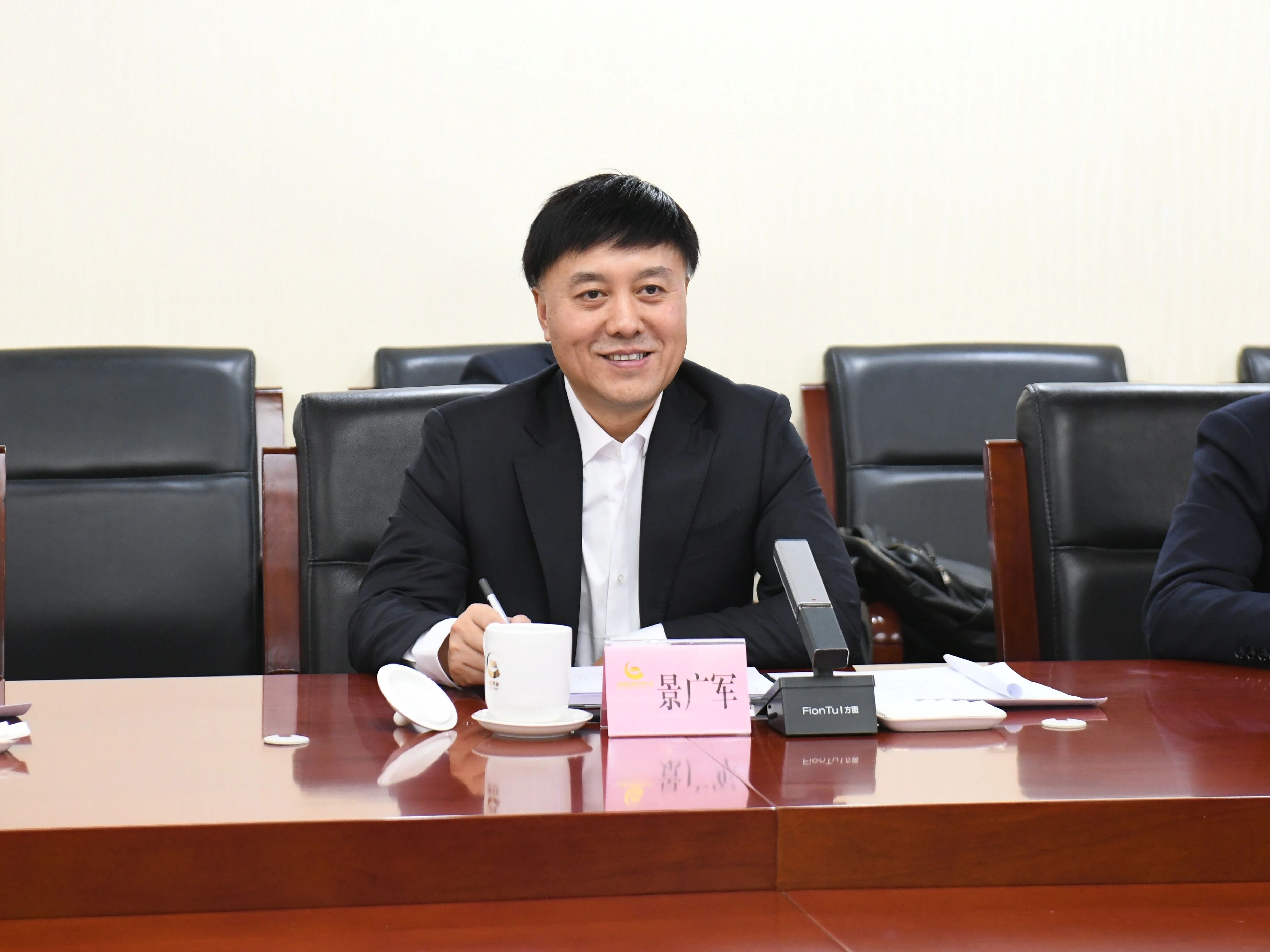 广州工控集团董事长景广军率江南游戏智能团队到中国黄金集团拜访交流