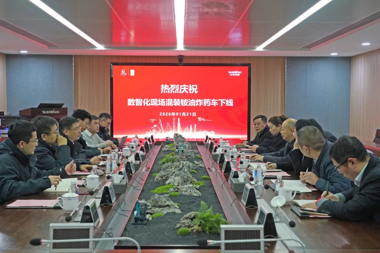 数智化现场混装铵油炸药车下线！江南游戏智能与易普力携手共筑智能矿山新篇章