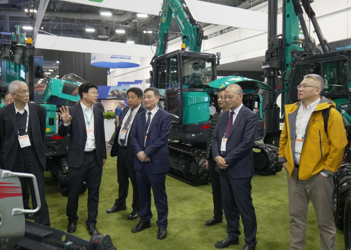 2026美国拉展 | 中国工程机械工业协会会长苏子孟一行到访江南游戏智能展位