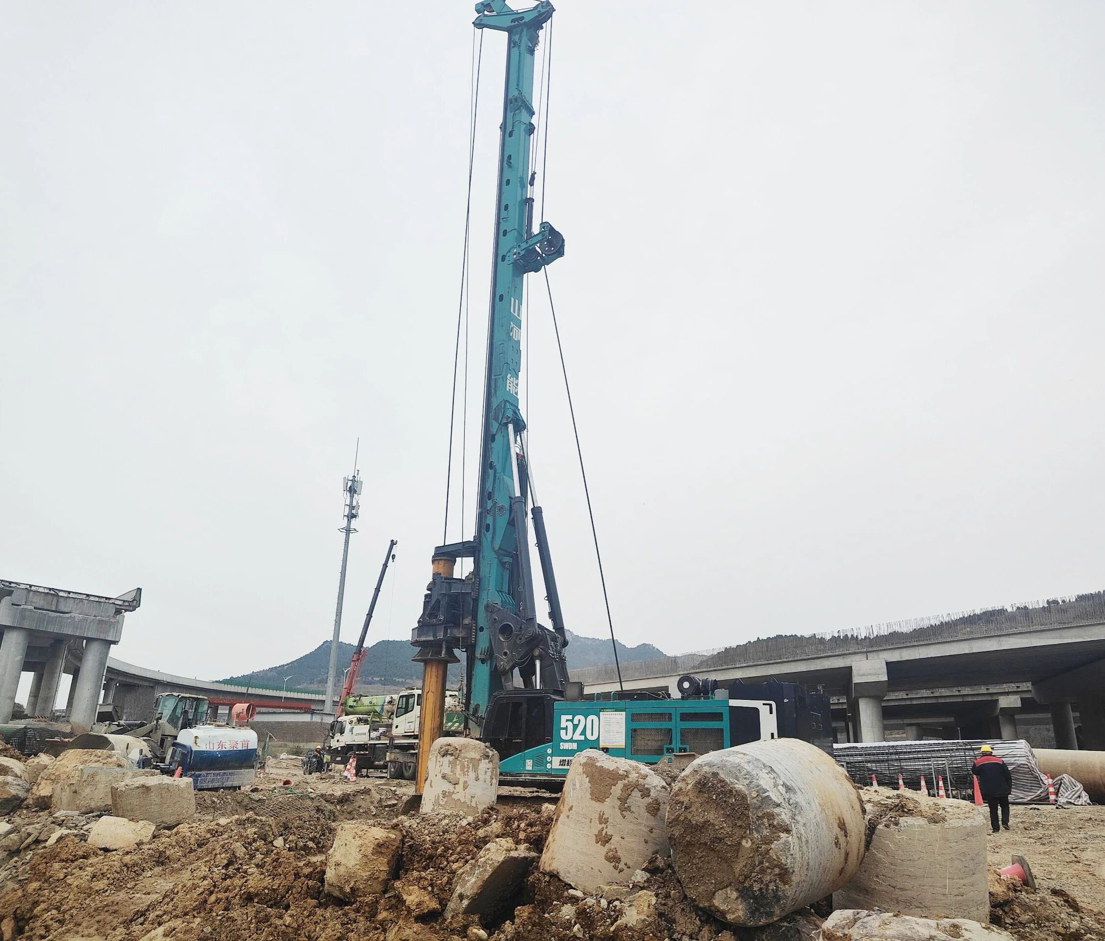 “亮剑”济南绕城改扩建项目，江南游戏智能增程式电动旋挖钻机高效入岩受好评