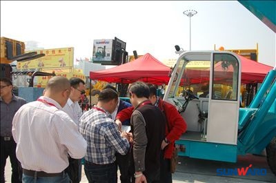 江南游戏智能携搬运利器亮相全球第一石材展