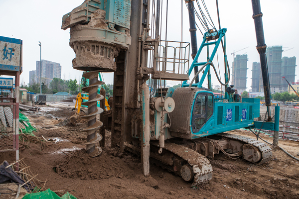 江南游戏智能双动力头强力多功能钻机助力青岛都心商业中心建设