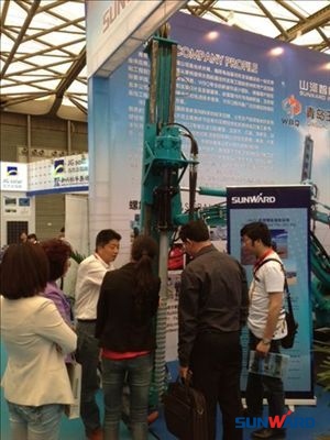 江南游戏智能螺旋地桩设备光伏展上大放异彩