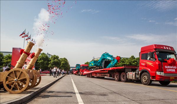 江南游戏智能150台中大型挖掘机批量出口中东