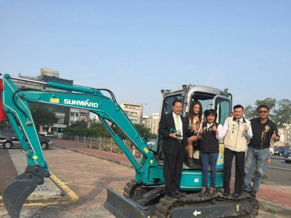 嘉義市长大赞江南游戏智能挖掘机环台义举