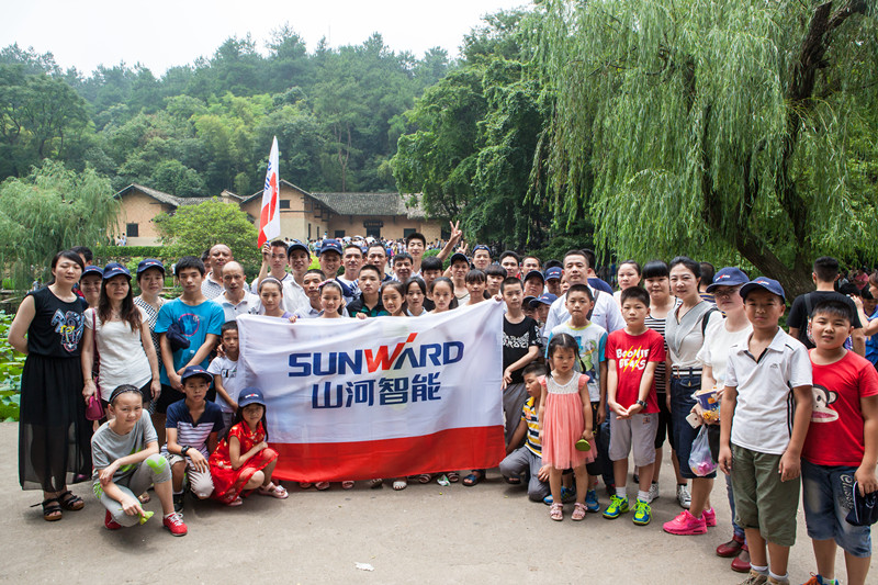 开挖机，坐游艇、飞机 江南游戏智能开展员工家属开放日活动