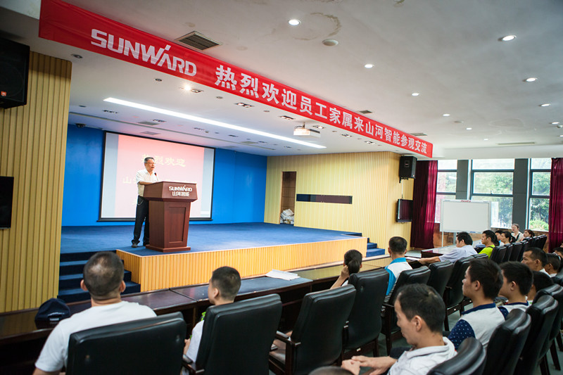 开挖机，坐游艇、飞机 江南游戏智能开展员工家属开放日活动