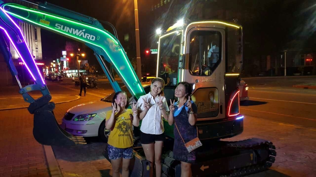 嘉義市长大赞江南游戏智能挖掘机环台义举