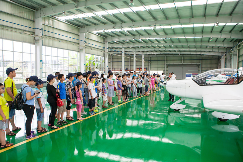 开挖机，坐游艇、飞机 江南游戏智能开展员工家属开放日活动