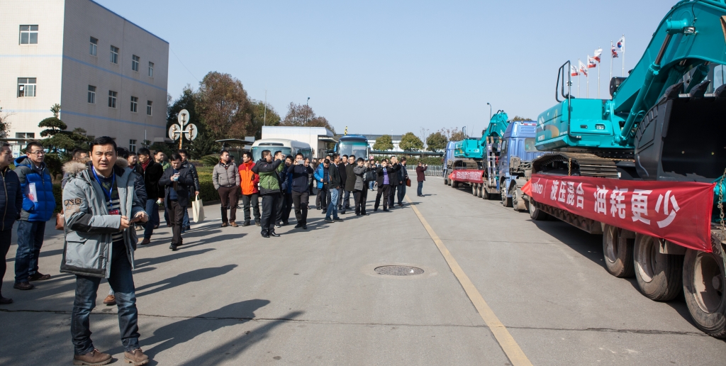就这样被你征服！江南游戏智能100台液压混合动力挖掘机挺进矿山