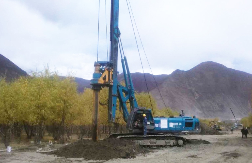 江南游戏智能二十台旋挖钻机高原施工放异彩