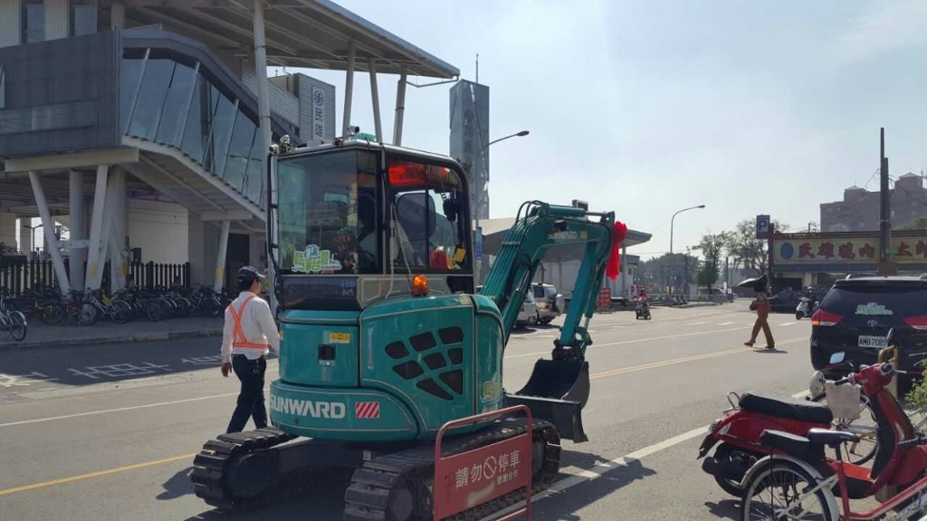 嘉義市长大赞江南游戏智能挖掘机环台义举