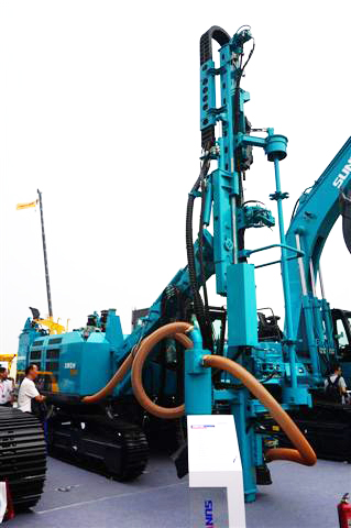 江南游戏智能SWDH89A露天液压钻车亮相BICES 2015
