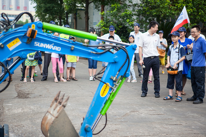 开挖机，坐游艇、飞机 江南游戏智能开展员工家属开放日活动