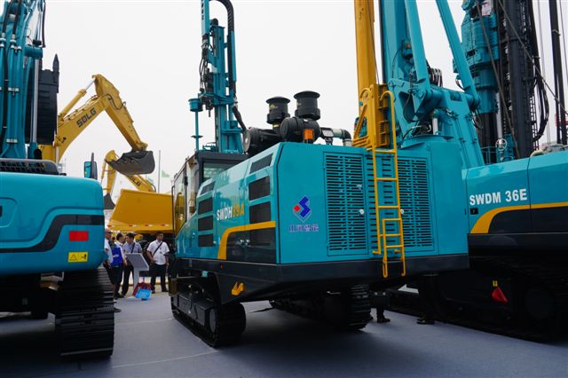 江南游戏智能SWDH89A露天液压钻车亮相BICES 2015