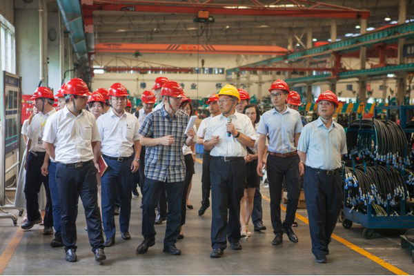 商务部合作司刘民强副司长一行调研江南游戏智能