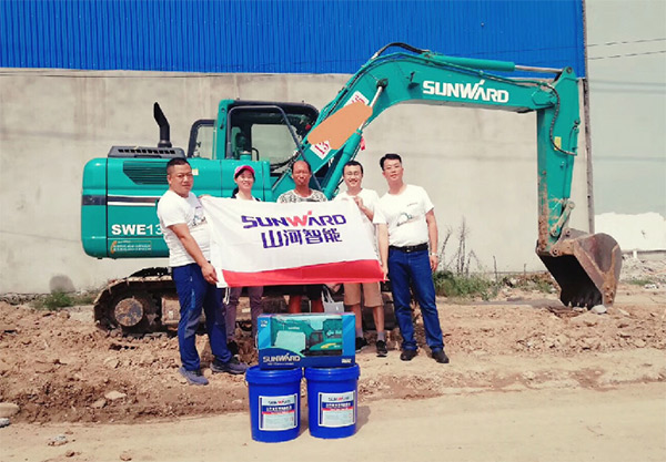 到了市场一线才知道，江南游戏挖机客户都是铁杆粉丝