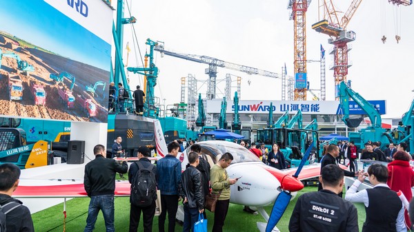 首日签单2.6亿元，江南游戏智能创新产品引爆上海宝马展