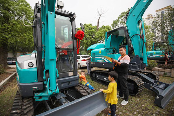 红四月，江南游戏智能挖掘机促销会节节攀升