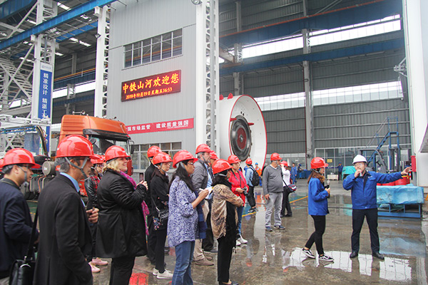 开启工程机械之都体验之旅，中外媒体观摩团到访江南游戏智能