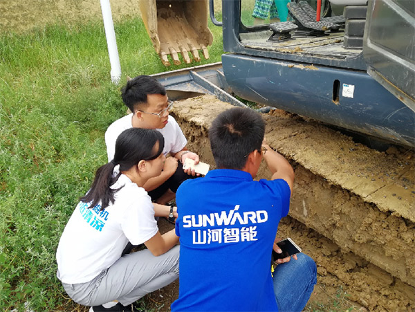 到了市场一线才知道，江南游戏挖机客户都是铁杆粉丝