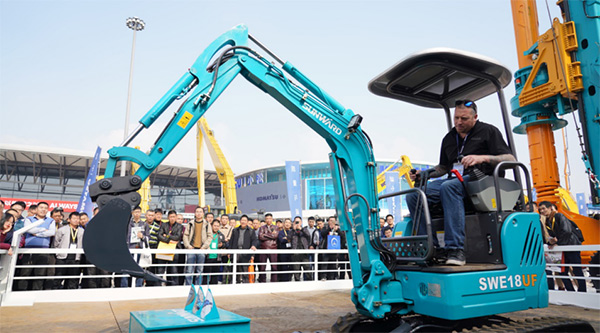 不服来战！江南游戏智能展台有大礼等你拿