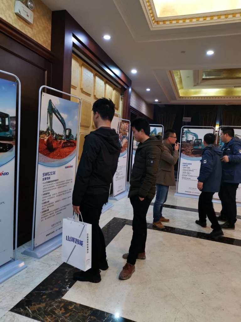 订货会场锦旗飘飘，客户称买挖机就买江南游戏智能