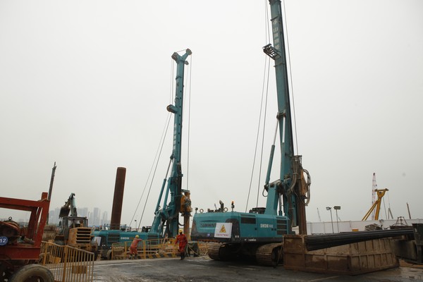 地铁咬合桩施工必备利器--江南游戏智能旋挖钻机