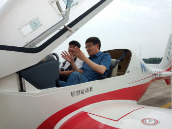 呼伦贝尔城投集团董事长柴冠辉率团考察江南游戏科技