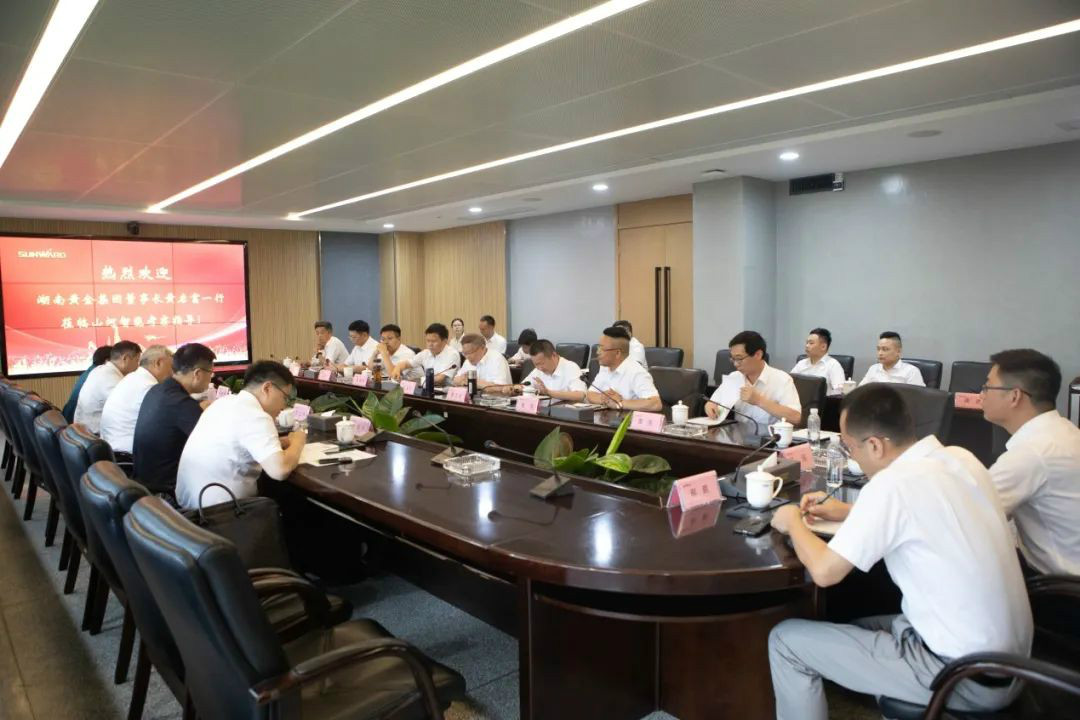 湖南黄金集团董事长黄启富一行考察江南游戏智能