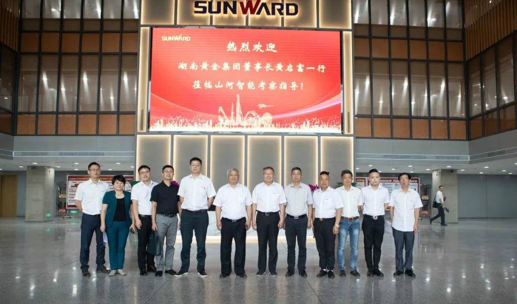 湖南黄金集团董事长黄启富一行考察江南游戏智能