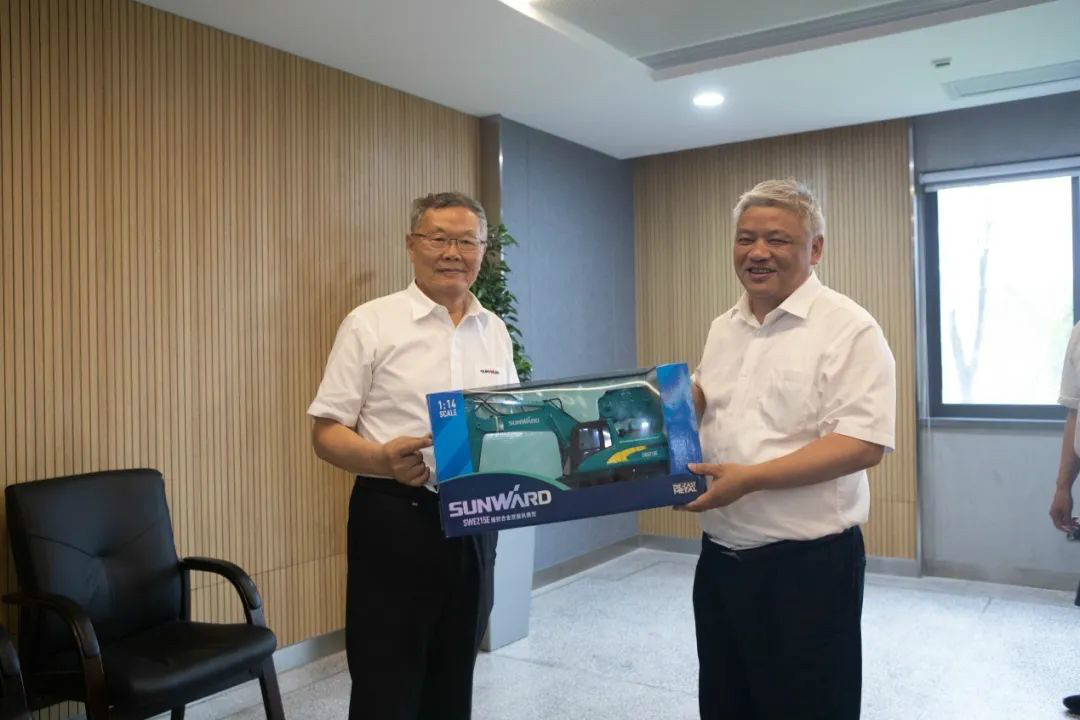 湖南黄金集团董事长黄启富一行考察江南游戏智能